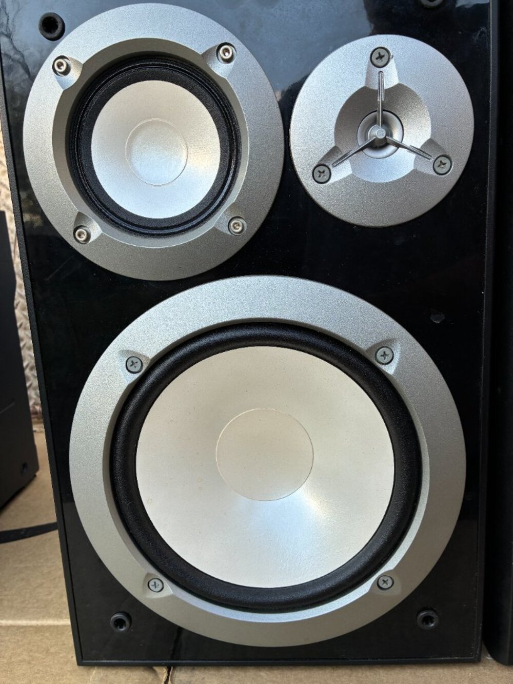 Yamaha NS-6490 70W 8 Ohm 140W 3-Way Bookshelf Speakers (Black) Pair TESTED - Picture 3 of 12